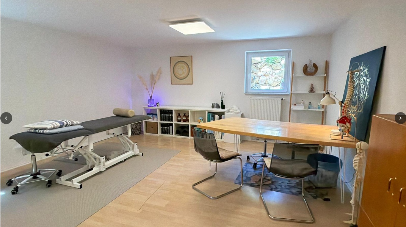 Osteopathie-Praxis Tara Tamina Rosival – heller Behandlungsraum mit Therapieliege
